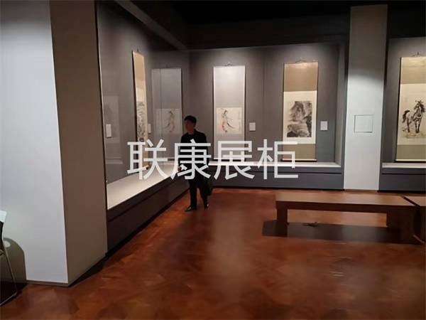 校史博物馆展柜