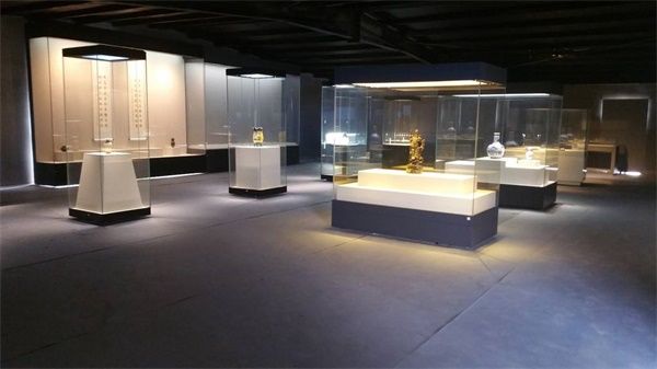 你知道博物馆展柜是怎么更换文物展品的么？