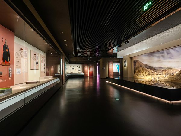 独立文物展柜图片