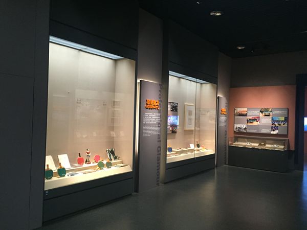 博物馆沿墙展柜
